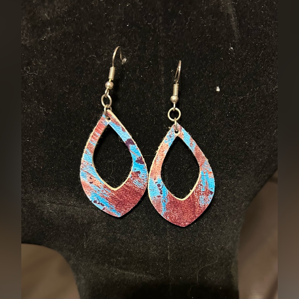 NWOT. Tear Drop Dangle Earrings.